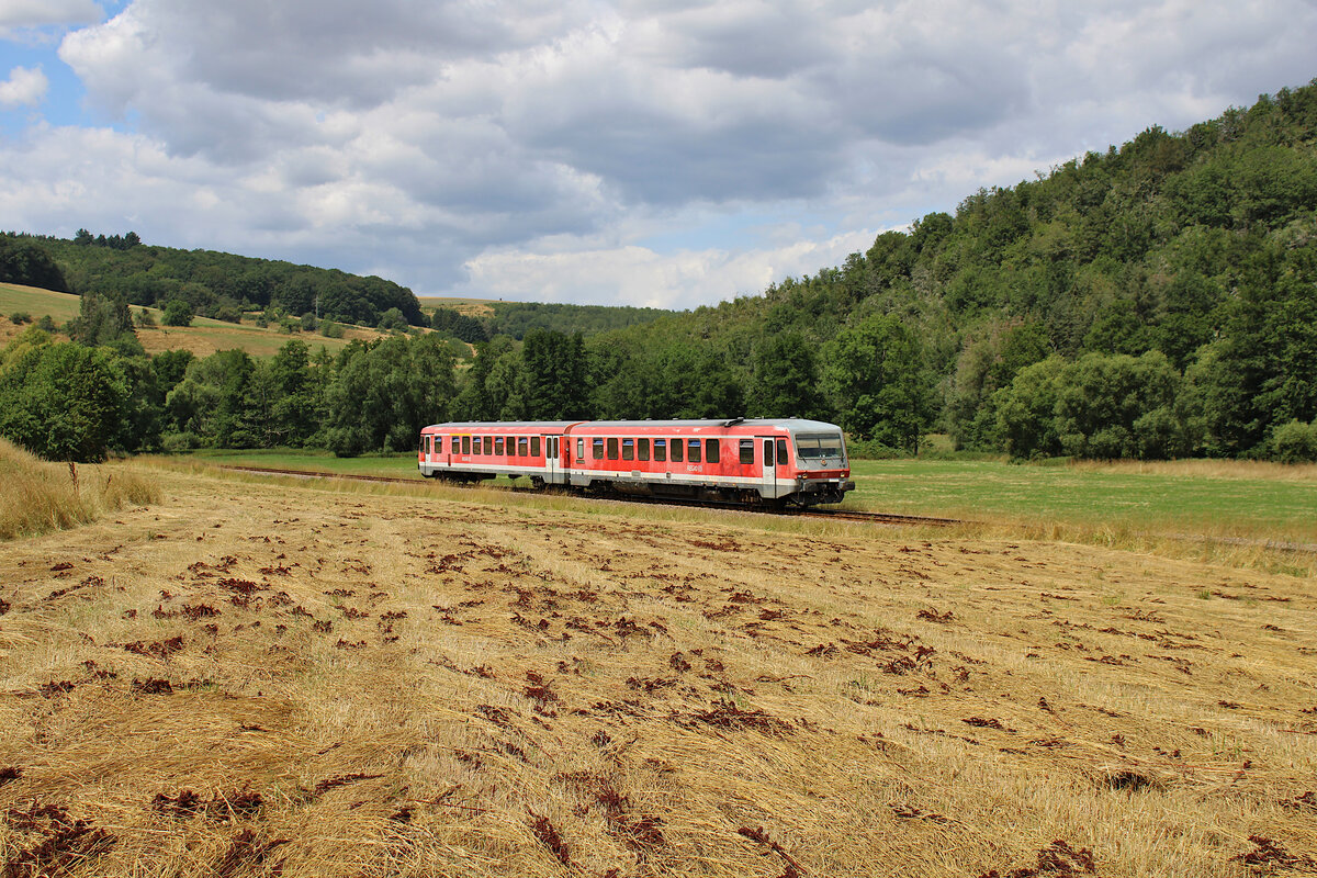 DB 628 453 fährt bei Heinzenhausen über die Lautertalbahn in Richtung Kaiserslautern Hbf. (17.07.2023)