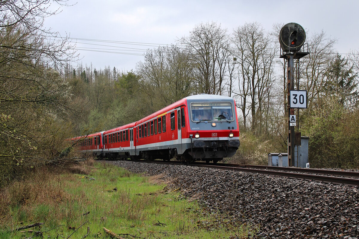 DB 628 475 und 628 473 fahren an Karfreitag von Bouzonville nach Dillingen(Saar) und verlassen hier gerade Bouzonville. (07.04.2023)