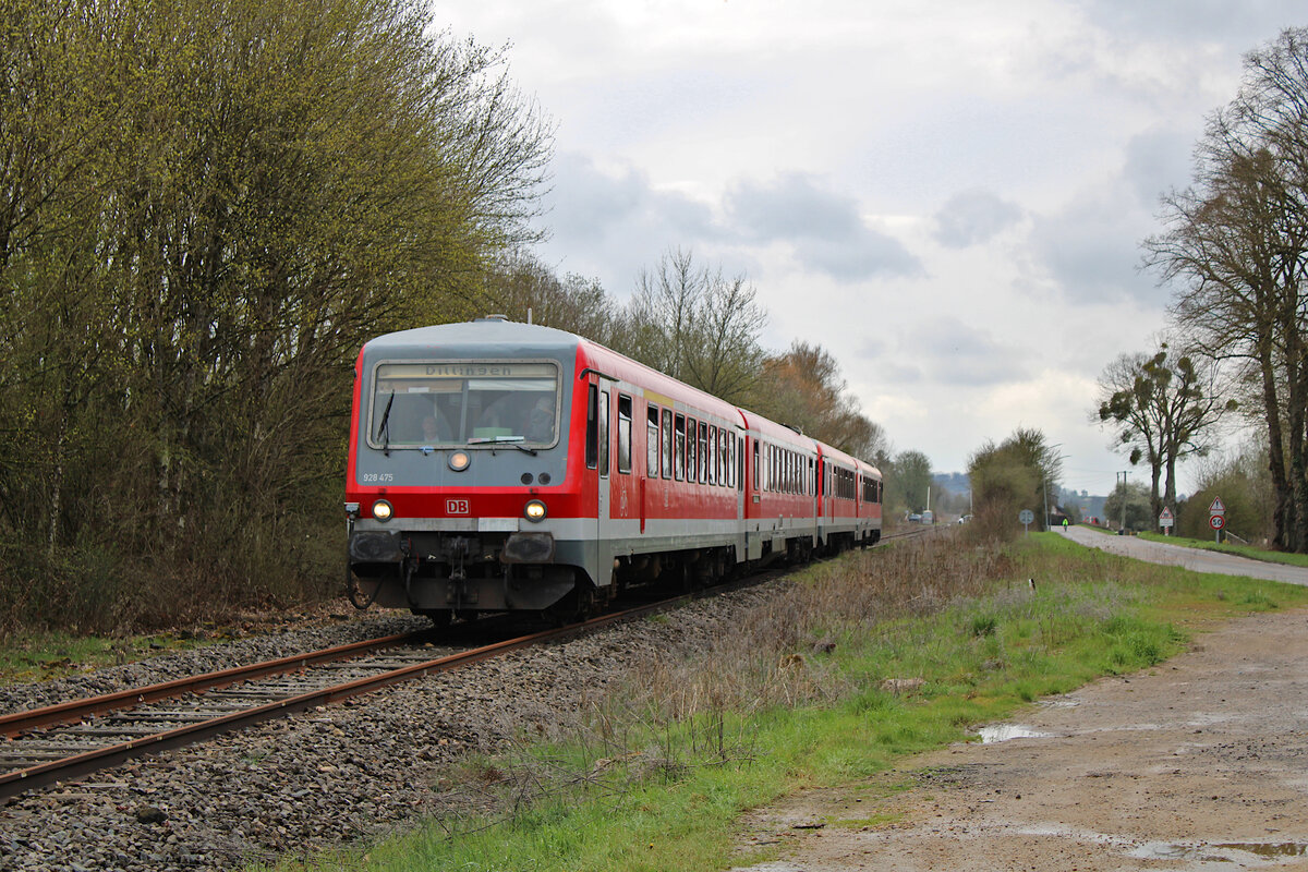 DB 628 475 und 628 473 fahren an Karfreitag von Bouzonville nach Dillingen(Saar) und durchfahren hier gerade den ehemaligen Bahnhof Guerstling an der deutsch-französischen Grenze. (07.04.2023)