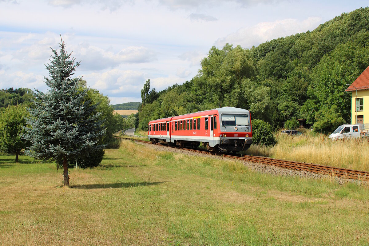 DB 628 479 erreicht in Kürze Roßbach(Pfalz) auf seiner Fahrt von Lauterecken-Grumbach nach Kaiserslautern Hbf. (17.07.2023)