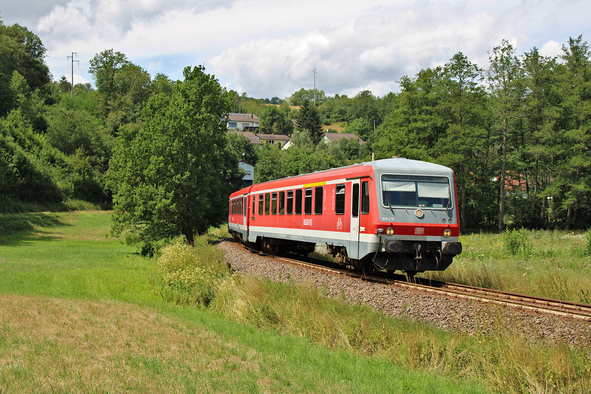 DB 628 479 hat auf seiner Fahrt von Lauterecken-Grumbach nach Kaiserslautern Hbf gerade den Haltepunkt Sulzbachtal verlassen. (17.07.2023)