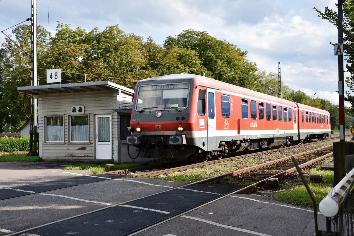 DB 628 549 verlässt am 19.08.2017 Lindau (beim Bahnübergang Gleisdreieck / Aeschacher Ufer, Lindau-Aeschach) in Richtung Aulendorf