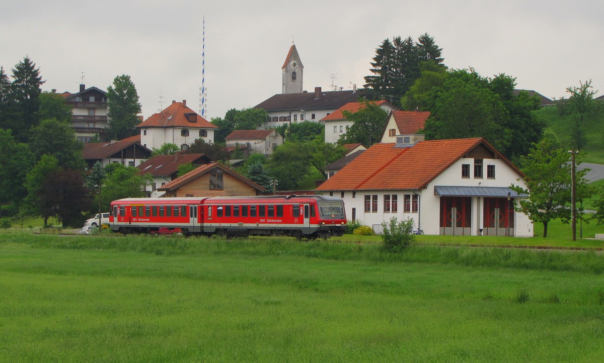DB 628 560 als RB 27360 von Wasserburg (Inn) nach Grafing Bahnhof, am 28.05.2011 in Oberndorf.