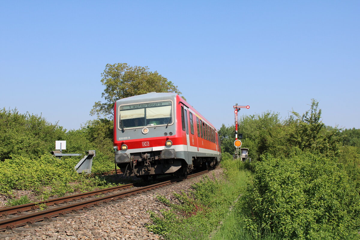 DB 628 655 verlässt Wörth am Rhein in Richtung Lauterbourg. (09.05.2022)