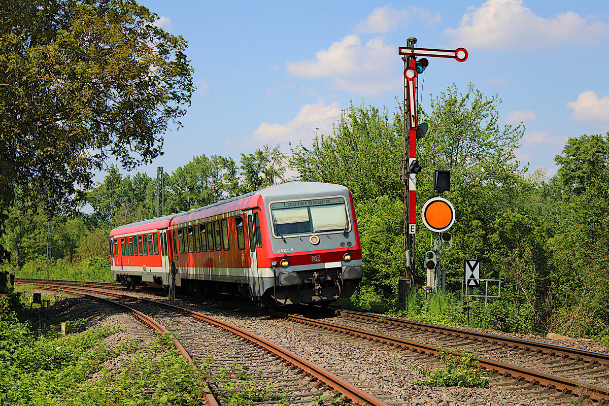 DB 628 655 verlässt Wörth am Rhein in Richtung Lauterbourg. (09.05.2022)