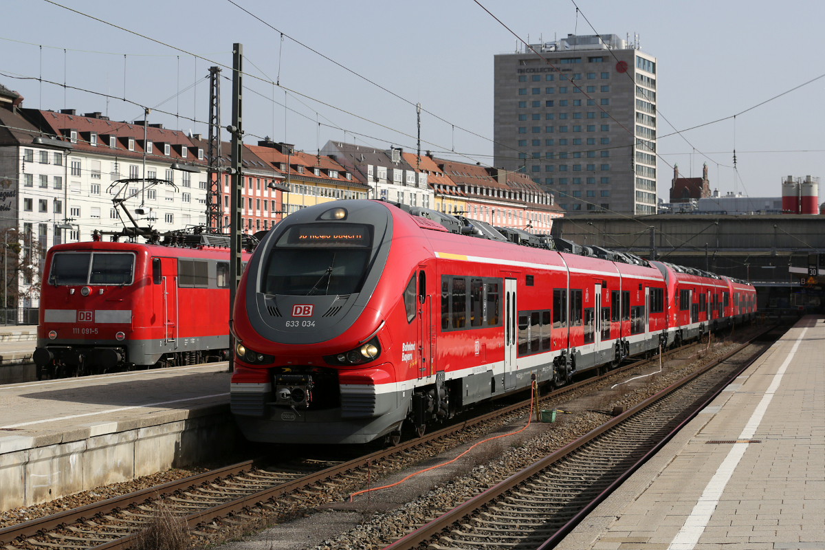 DB 633 034 und ein weiterer 633 stehen als RE 57588 (RE 74) nach Kempten im Hbf München bereit, 26.02.2021