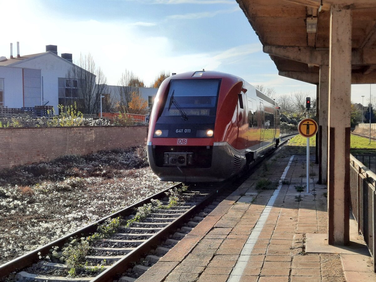 DB 641 011 als RB 16816 von Querfurt nach Merseburg Hbf, am 26.11.2021 in Frankleben.