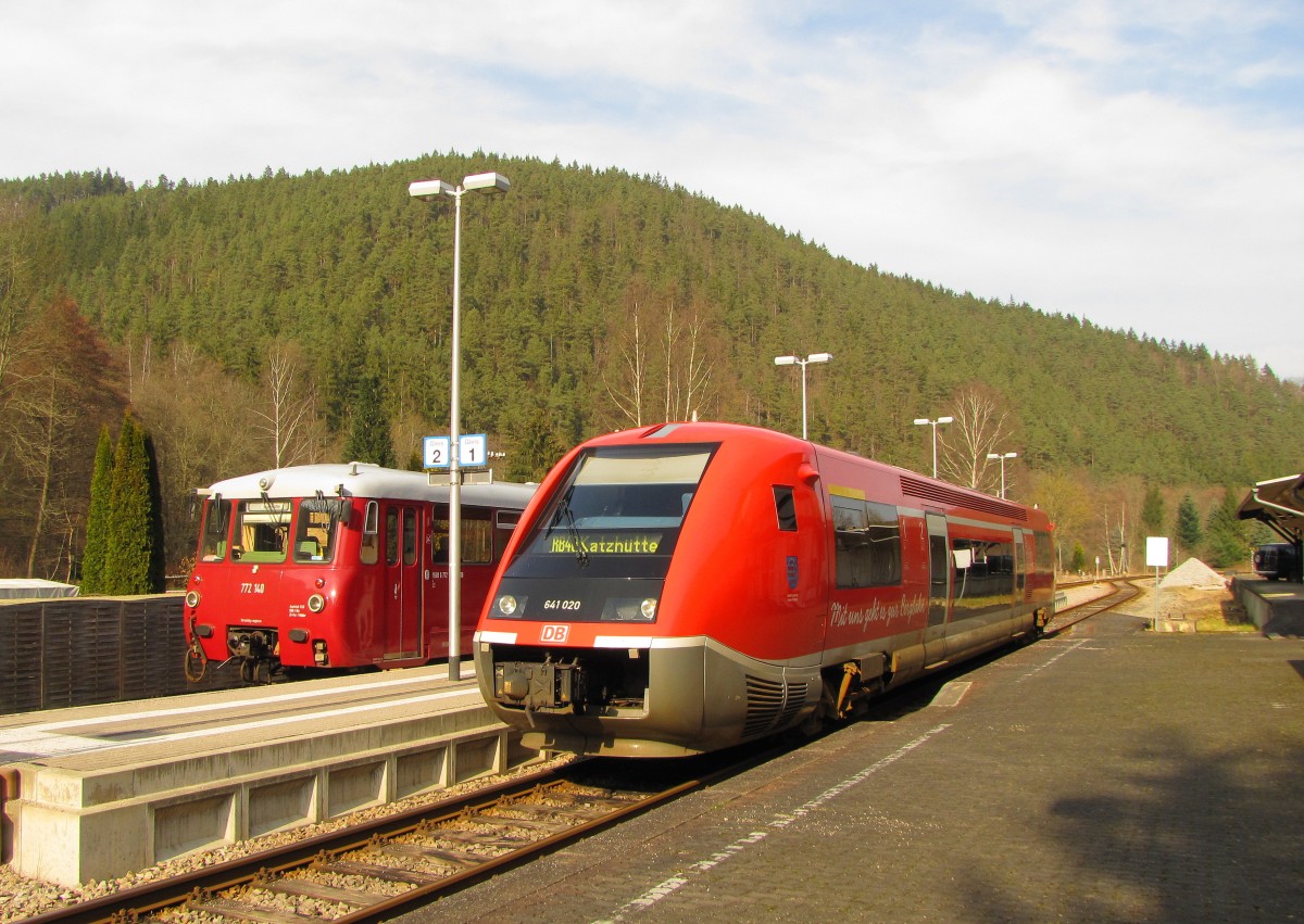 DB 641 020 als RB 29887 (Rottenbach - Katzhütte) + OBS 772 140 als RB 29886 (Katzhütte - Rottenbach), am 16.03.2015 beim Kreuzungshalt in Sitzendorf-Unterweißbach.