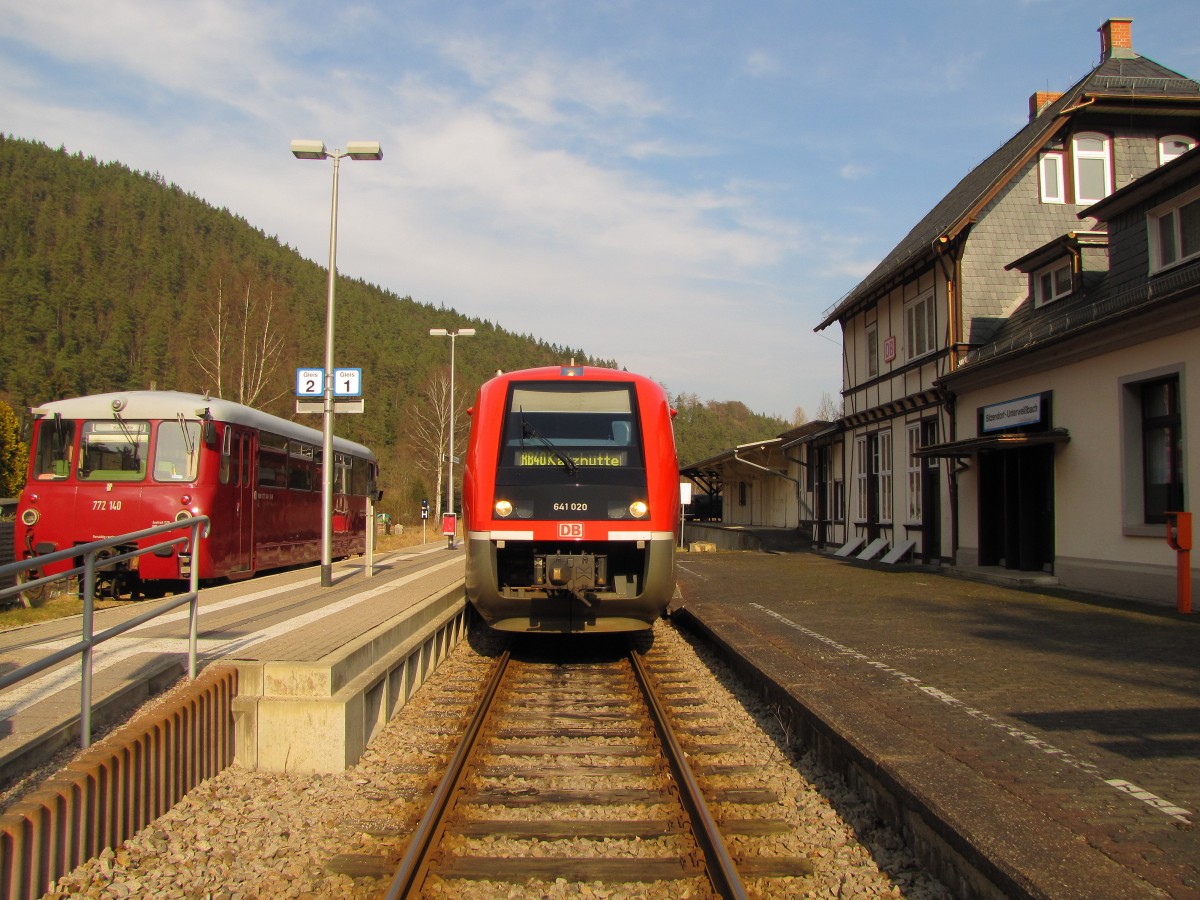 DB 641 020 als RB 29887 von Rottenbach nach Katzhütte, am 16.03.2015 in Sitzendorf-Unterweißbach, vom Übergang aus fotografiert. Der Gegenzug präsentiert sich in Form von 772 140 etwas nostalgischer...
