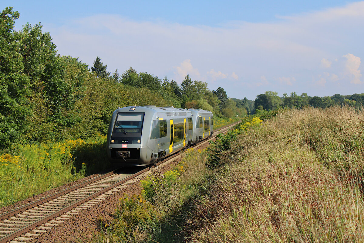 DB 641 032 dieselt mit einem weiteren 641 als RB113 von Geithain nach Leipzig Hbf und erreicht hier in Kürze den Bedarfshalt Großpösna. (18.08.2023)