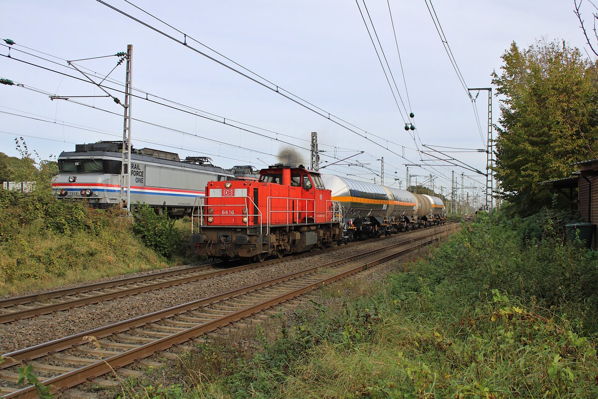 DB 6416 (2006 416-6) verlässt Bad Bentheim mit einem kurzen Kesselzug in die Niederlande. (18.10.2023)