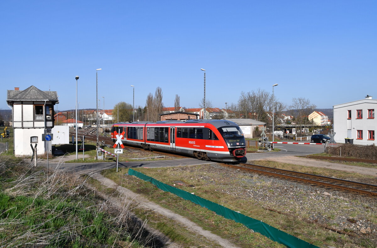 DB 642 020 als RE 16563 (Nordhausen - Erfurt Hbf), bei der Ausfahrt aus Sondershausen. Der kleine grüne Zaun und ganz links der Bagger, kündigte bereits das neue ESTW an. 03.03.2021