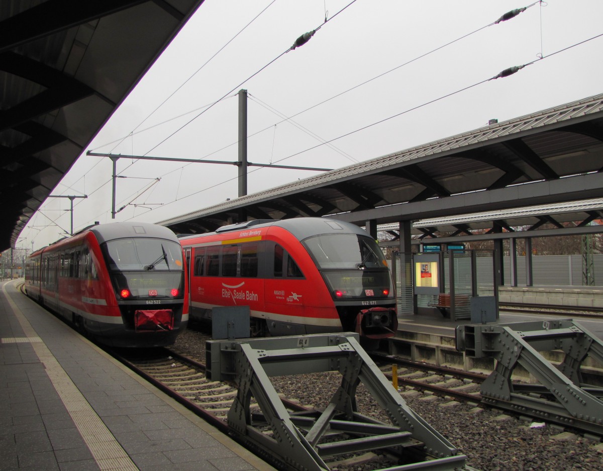 DB 642 522 als RE 16148 nach Nordhausen und DB 642 671 als RE 17790 nach Magdeburg Hbf, am 11.12.2013 in Erfurt Hbf.