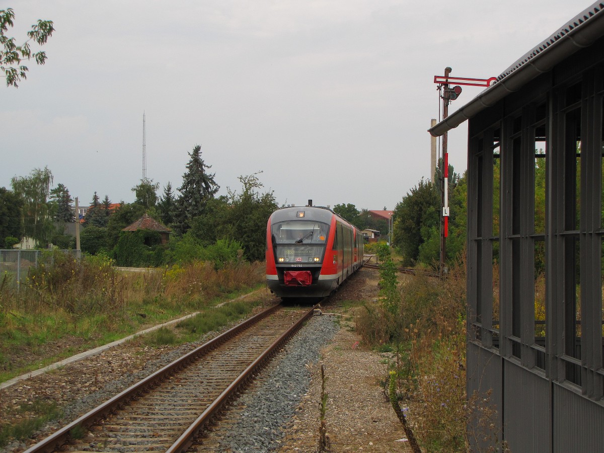 DB 642 702 + 642 730 als RB 34871 von Nebra nach Naumburg (S) Ost, am 08.09.2013 bei der Einfahrt in Laucha (U). Wegen dem 80. Freyburger Winzerfest pendelten zwischen Naumburg und Nebra an diesem Wochenende diese Baureihe statt der Baureihe 672.