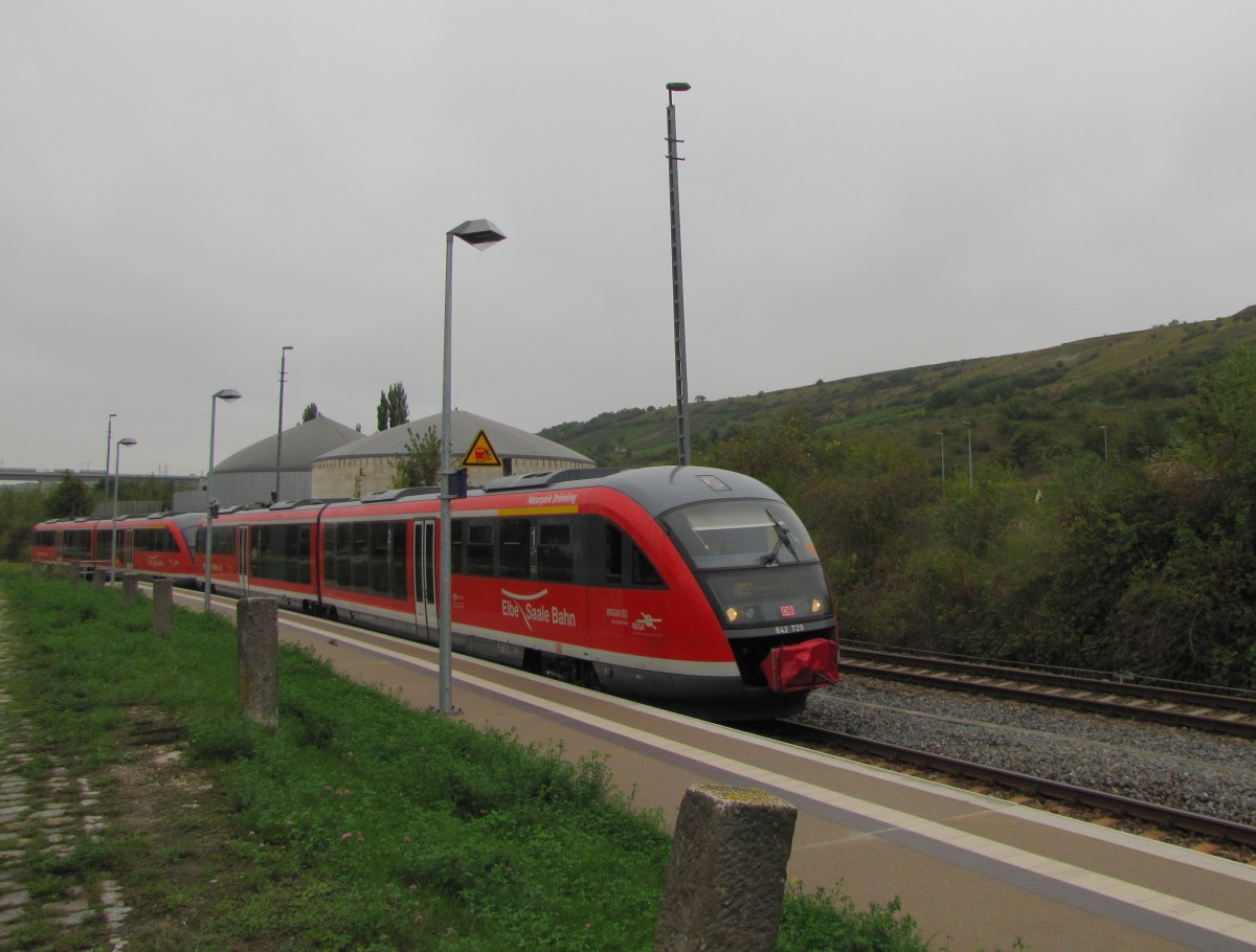 DB 642 729 + 642 695 als RB 34877 von Nebra nach Naumburg (S) Ost, am 13.09.2014 am Haltepunkt in Karsdorf.