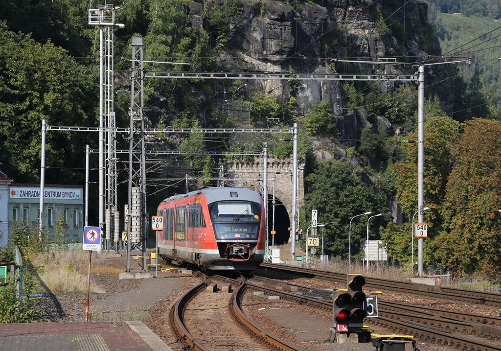 DB 642532 hat gerade den Tunnel bei Decin verlassen und fährt nun um 15.45 Uhr aus Schöna kommend in den Bahnhof Decin Hlavni Nadrazi ein.