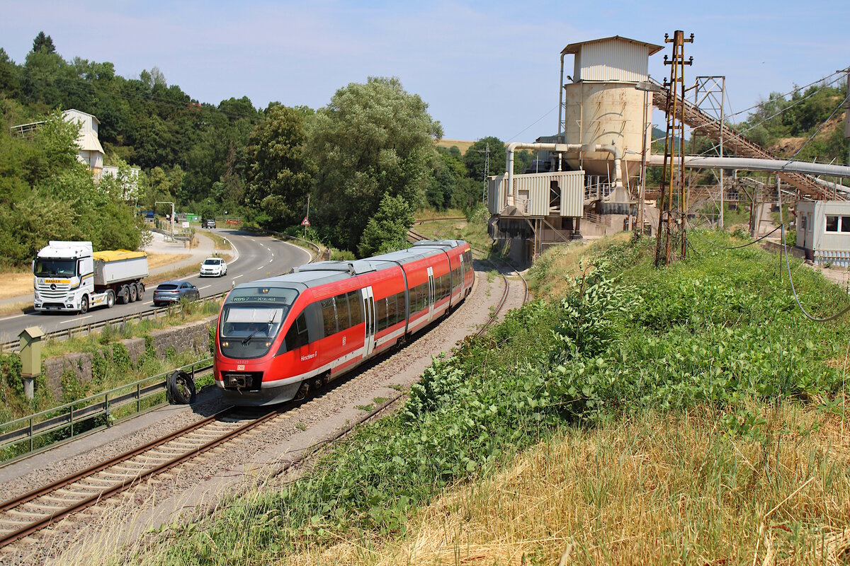 DB 643 027 fährt als RB von Kaiserslautern Hbf nach Kusel und passiert hier gerade den Gleisanschluss der Basalt AG in Rammelsbach. (26.06.2023)