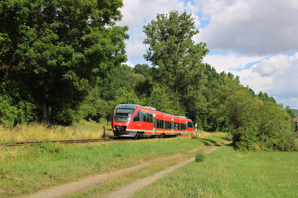 DB 643 027 verlässt Lauterecken-Grumbach zur Fahrt nach Kaiserslautern Hbf. (17.07.2023)