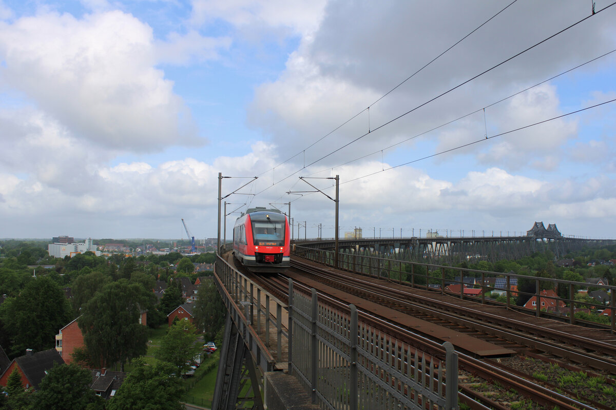 DB 648 331 fährt am Morgen des 29.05.2022 als RE74 von Husum nach Kiel über die Rendsburger Hochbrücke.