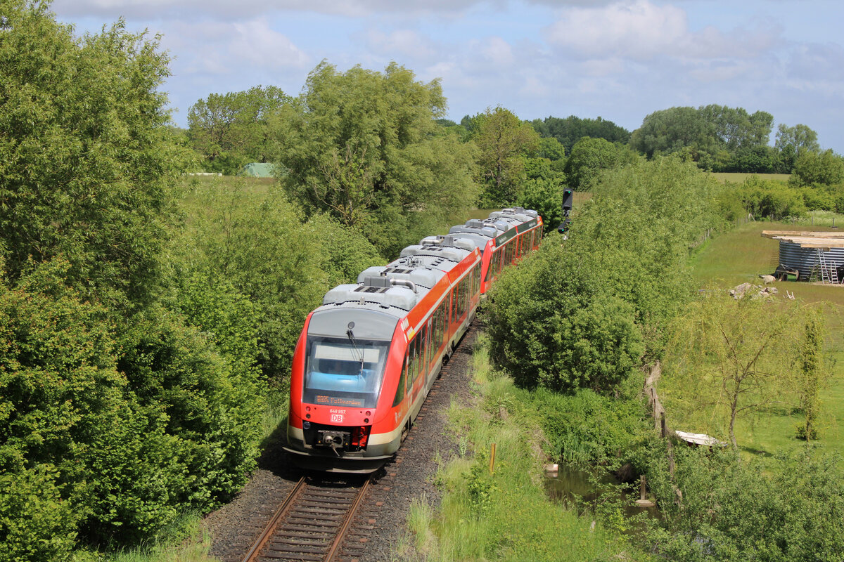 DB 648 457 erreicht als RB85 nach Puttgarden den Betriebsbahnhof Beschendorf auf der Vogelfluglinie. (28.05.2022)