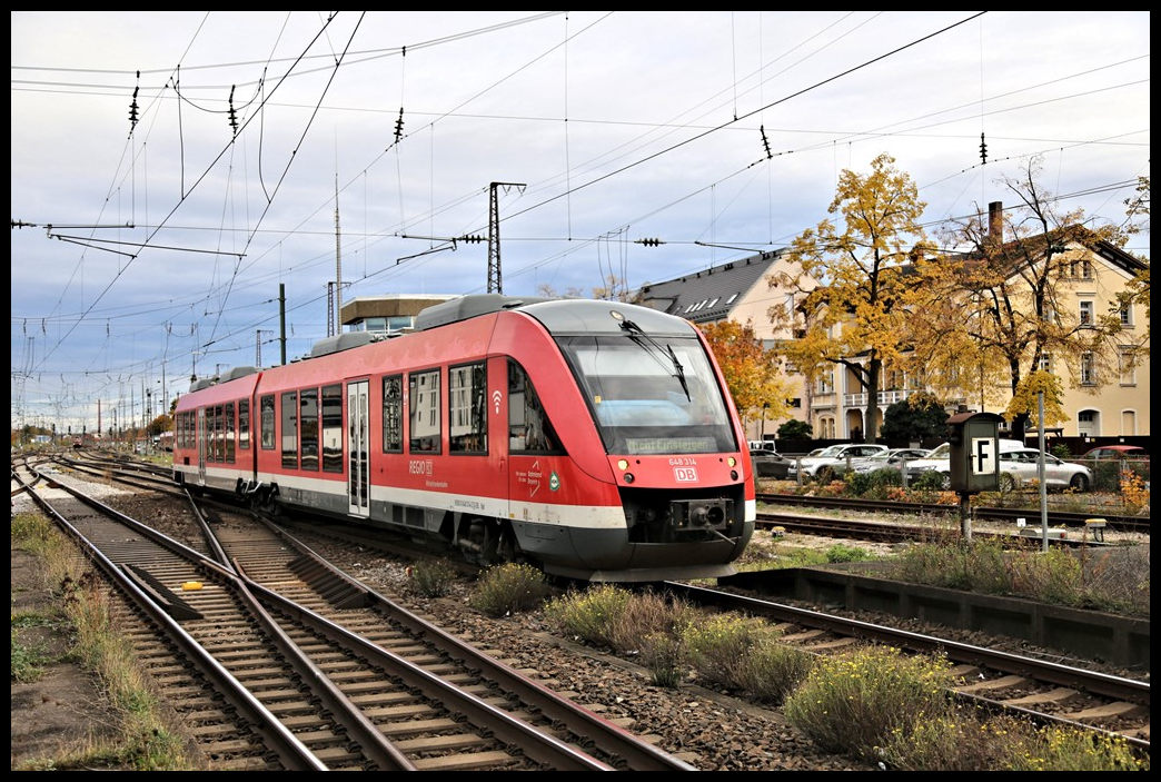 DB 648314 kommt hier aus der Bereitstellung und fährt im HBF Fürth am 29.10.2023 um 15.55 Uhr an den Bahnsteig.