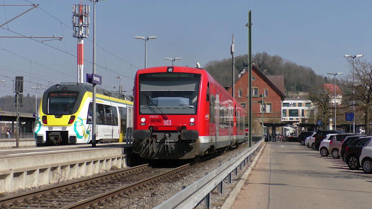 DB 650 011 fährt mit einem weiteren 650 am 23.03.2022 als RB nach Reutlingen Hbf in Herrenberg ab. Im Nachbargleis steht 8442 100 im Probebetrieb auf der RB14A.