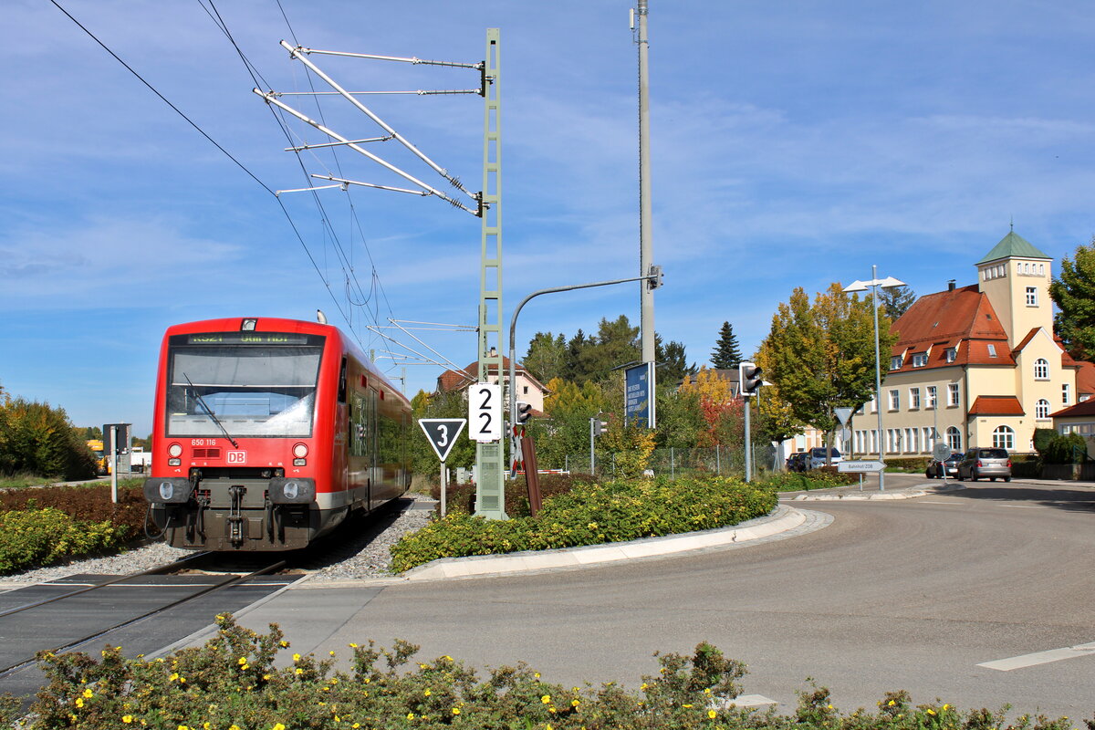 DB 650 116 dieselt am 04.10.2022 über den Bahnübergang im Kreisverkehr in Laupheim Stadt.