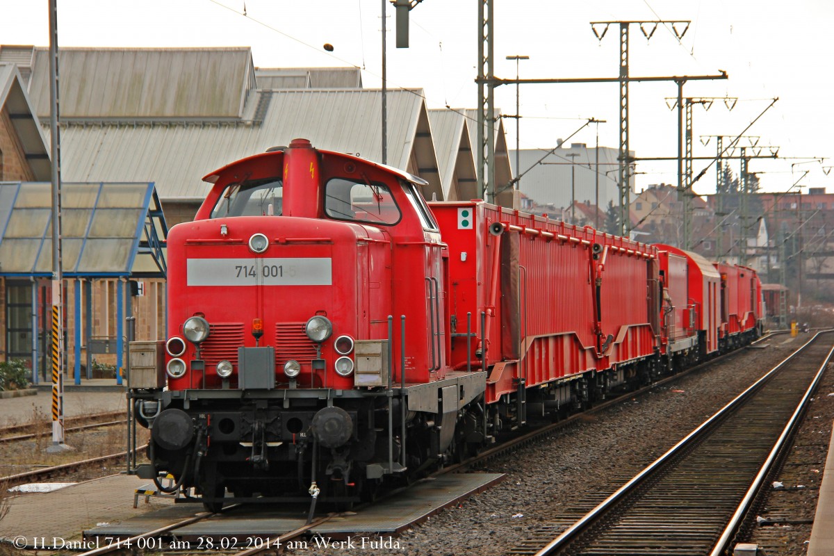 DB 714 001 stand mit dem Tunnelrettungszug am Werk Fulda abgestellt, Februar 2014.