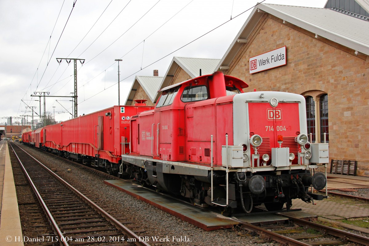 DB 714 004 stand mit Tunnelrettungszug am Werk Fulda abgestellt, Februar 2014.