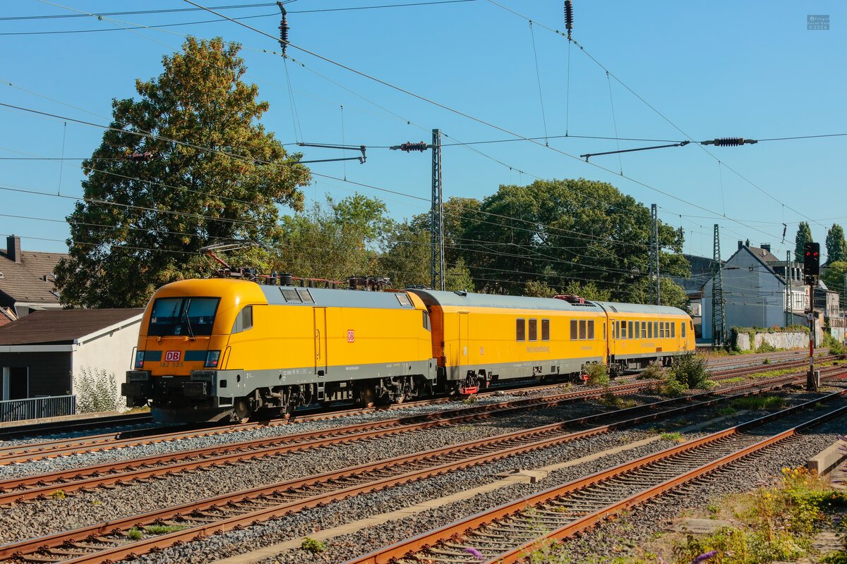 DB 721 101 & DB 182 535 schiebt DB Netz Instandhaltung in Wuppertal, August 2026.
