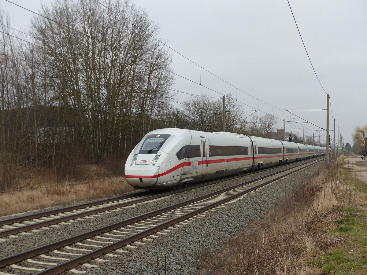 DB 812 021 als ICE 691 von Berlin Gesundbrunnen nach München Hbf, am 04.03.2022 in Gotha.