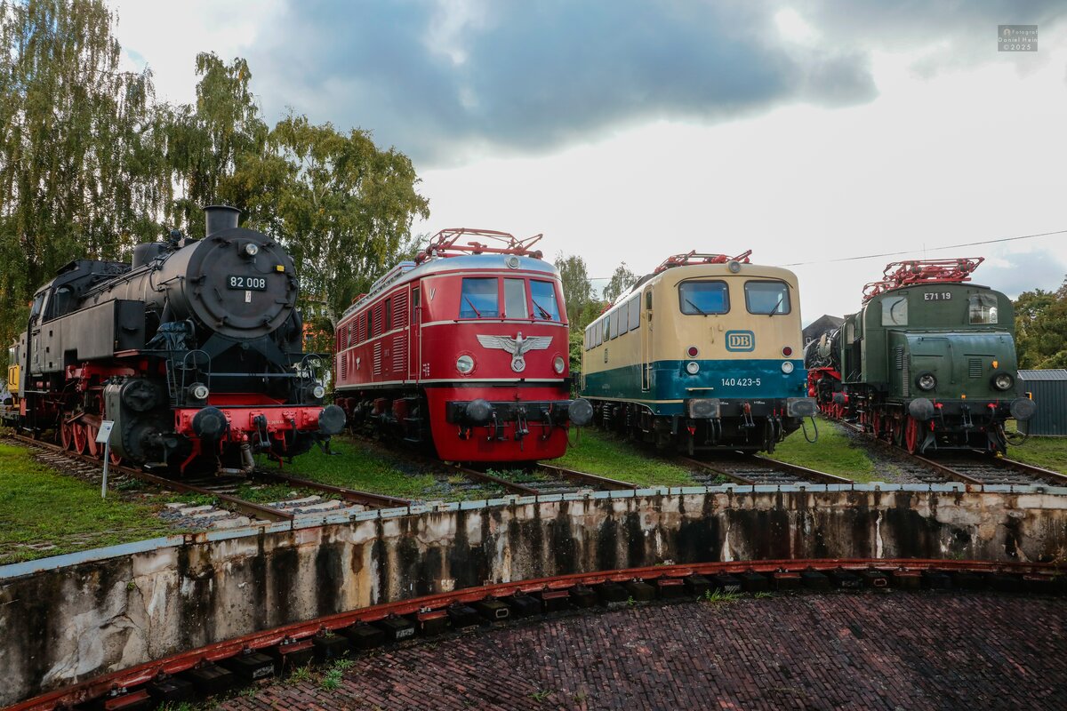 DB 82 008, E19 12, DB 140 423-5 & E71 19 an der Drehscheibe im DB Museum Koblenz, September 2025.