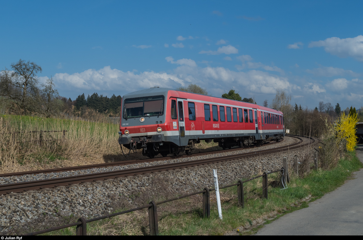 DB 928 346 ist am 4. April 2016 als RB 22898 von Aulendorf nach Lindau Hbf unterwegs und fährt mit ein paar Minuten Verspätung durch eine Kurve bei Lindau-Schönau.