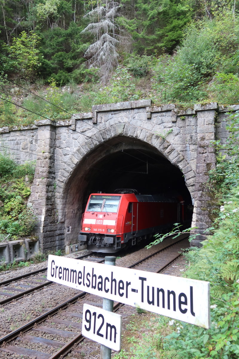 DB AG 146 215-9 verlässt am 21. September 2020 mit einem Regionalexpress am Haken den Gremmelsbacher-Tunnel der Badischen Schwarzwaldbahn oberhalb von Triberg.

Der Fotostandpunkt ist eine Stahlbühne auf dem Schwarzwaldbahn-Erlebnispfad:  http://www.schwarzwaldbahn-erlebnispfad.de/