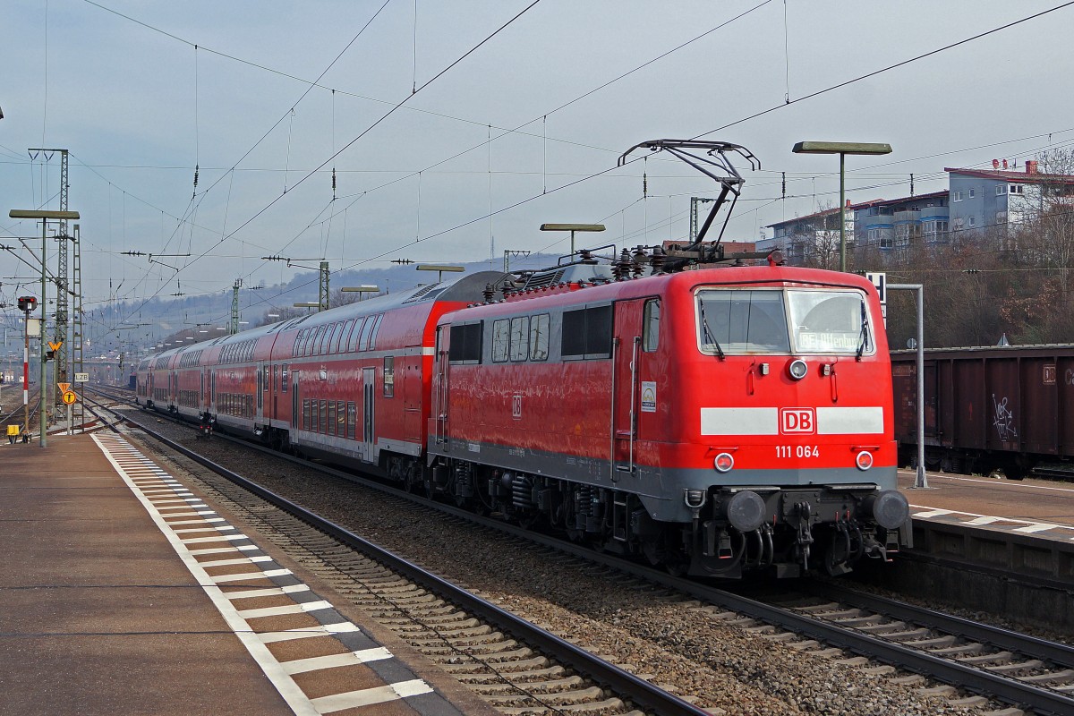 DB: Am 11. März 2014 schob die frisch renovierte BR 111 064 den RE 26506 von Basel Badischer Bahnhof nach Offenburg. Die Aufnahme ist in Weil am Rhein entstanden.
Foto: Walter Ruetsch