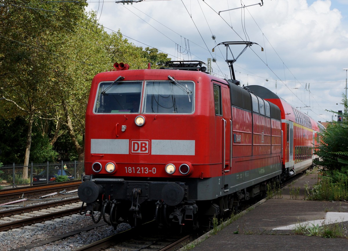 DB: Am 3. September 2015 brachte die 181 213-0 zwei Doppelstockwagen zur Werkstätte Freiburg im Breisgau. Anschliessend wurde die Fahrt nach Basel Badischer Bahnhof als Lokzug fortgesetzt. Die Aufnahme ist bei der Einfahrt Freiburg eintstanden.
Foto: Walter Ruetsch