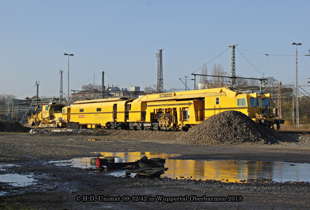 DB Bahn Gruppe Unimat 09-32/4SPlasser&Theurer stand am 13.12.2013 in Wuppertal Oberbarmen abgestellt.