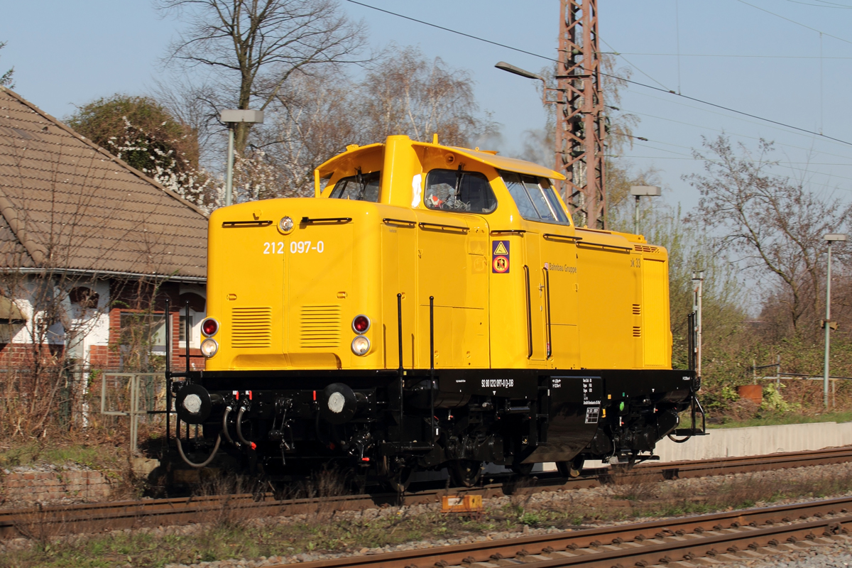 DB Bahnbau 212 097-0 im frischen Glanz und mit frischem Aufdruck HU 29.3.19 in Recklinghausen-Ost 1.4.2019