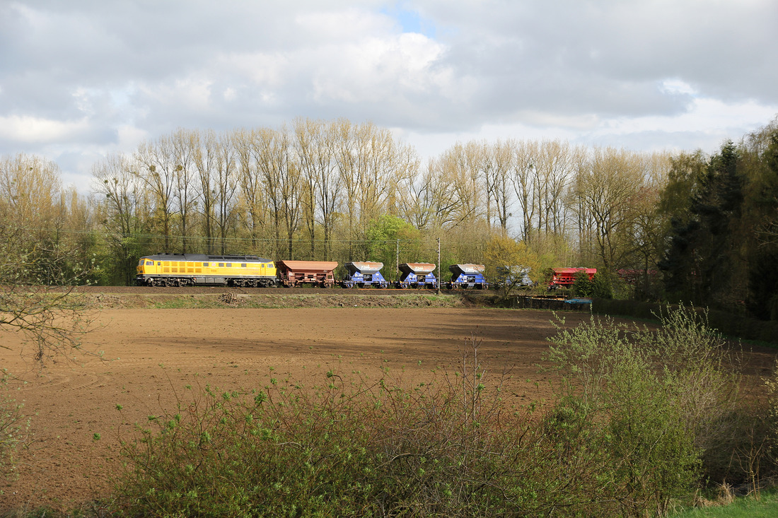 DB Bahnbau 233 493  Tiger  hat den Bahnhof Wunstorf in Richtung Neustadt am Rübenberge verlassen.
Aufgenommen am 10. April 2017.