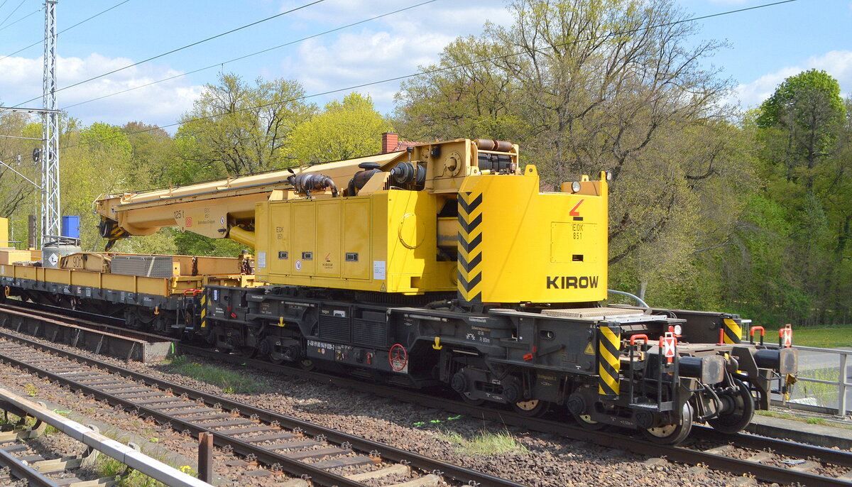 DB Bahnbau Gruppe GmbH, Berlin mit einem Kranwagen KIROW KRC 810  EDK 851  (D-DB 99 80 9419 028-2) + Schutzwagen am Haken von  293 008-9  am 28.04.22 Berlin Buch.