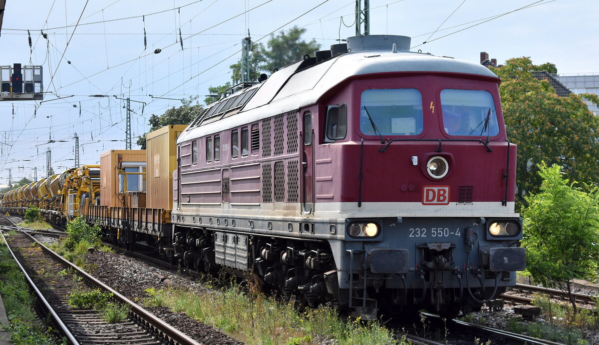 DB Bahnbau Gruppe GmbH, Berlin mit Ihrer  232 550-4  (NVR:  92 80 1232 550-4 D-DB ) mit der Bettungsreinigungsmaschine RM 801-SIM ( D-DB 99 80 9 414 009-7 ) Bezeichnung BRM 162 und
Materialförder- und Siloeinheiten des Typs MFS 100 + Beiwagen am 30.08.23 Vorbeifahrt Bahnhof Magdeburg-Neustadt.