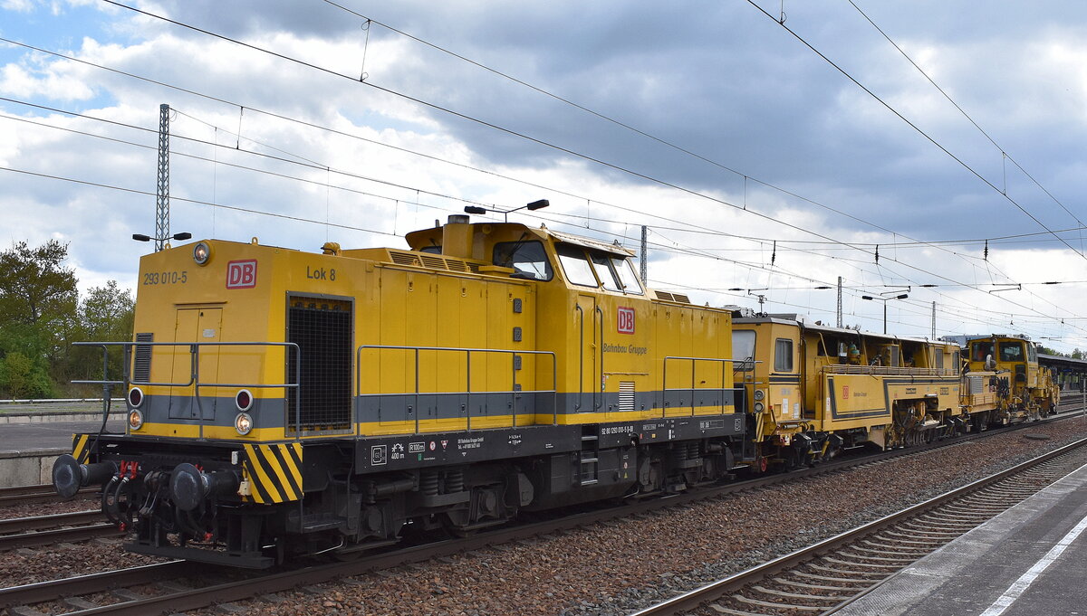 DB Bahnbau Gruppe GmbH, Berlin mit ihrer  293 010-5  (NVR:   92 80 1293 010-5 D-DB ) mit firmeneigener P&T Zweischwellenstopfmaschine 09-32 CSM + Schotterplanier- und Profilierungsmaschine SSP 110 SW am Haken am 23.04.24 Höhe Bahnhof Schönefeld bei Berlin. 
