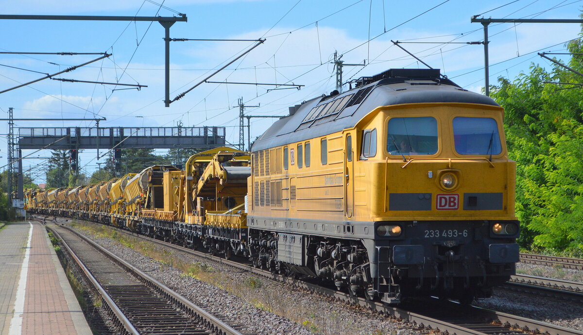 DB Bahnbau Gruppe GmbH, Königsborn mit  233 493-6  (NVR:  92 80 1233 493-6 D-DB ) und einem Gleisbaumaschinenzug u.a. der Bettungsreinigungsmaschine RM 801-2 am 31.08.22 Durchfahrt Bahnhof Niederndodeleben.