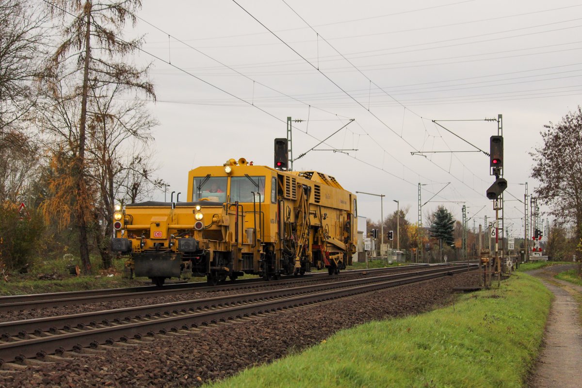 DB Bahnbau Gruppe Matisa USM 741 auf der Main-Spessart Bahn bei Karlstein am Main am 1. Dezember 2019