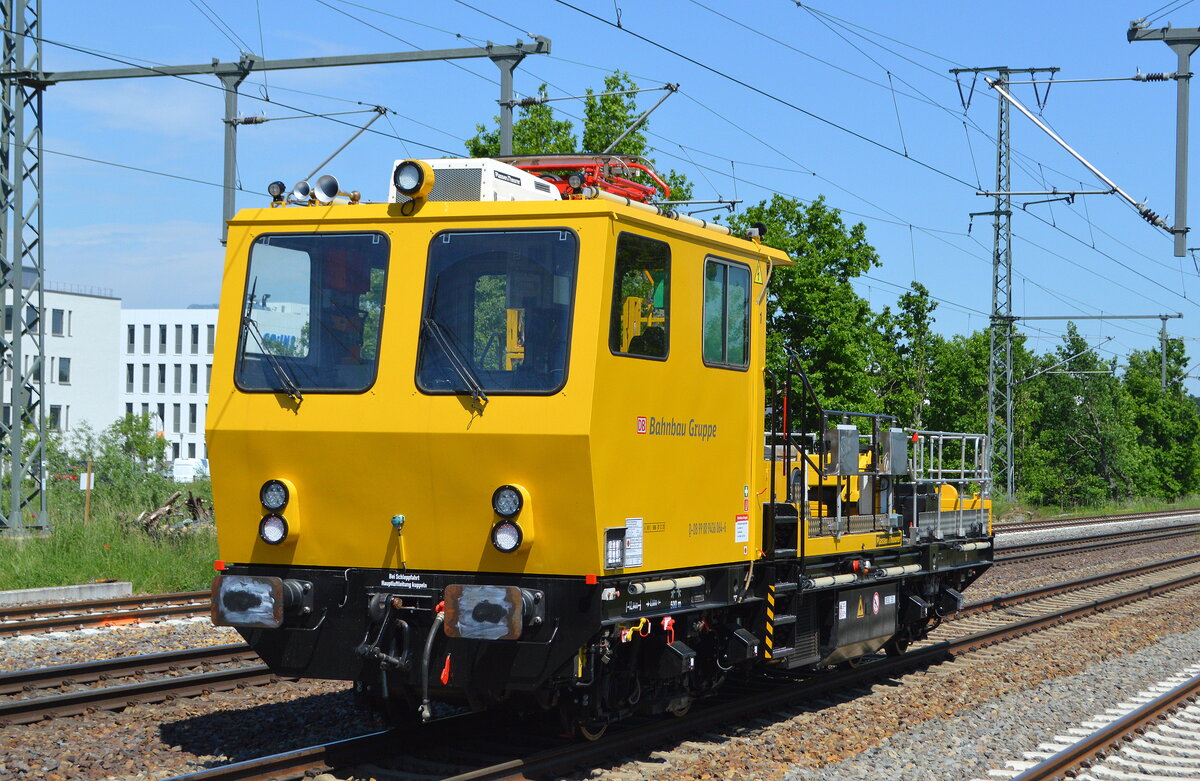 DB Bahnbau Gruppe mit einem P&T Motorturmwagen (MTW) D-DB 99 80 9436 064-6 am 02.06.21 Durchfahrt Bf. Golm (Potsdam).