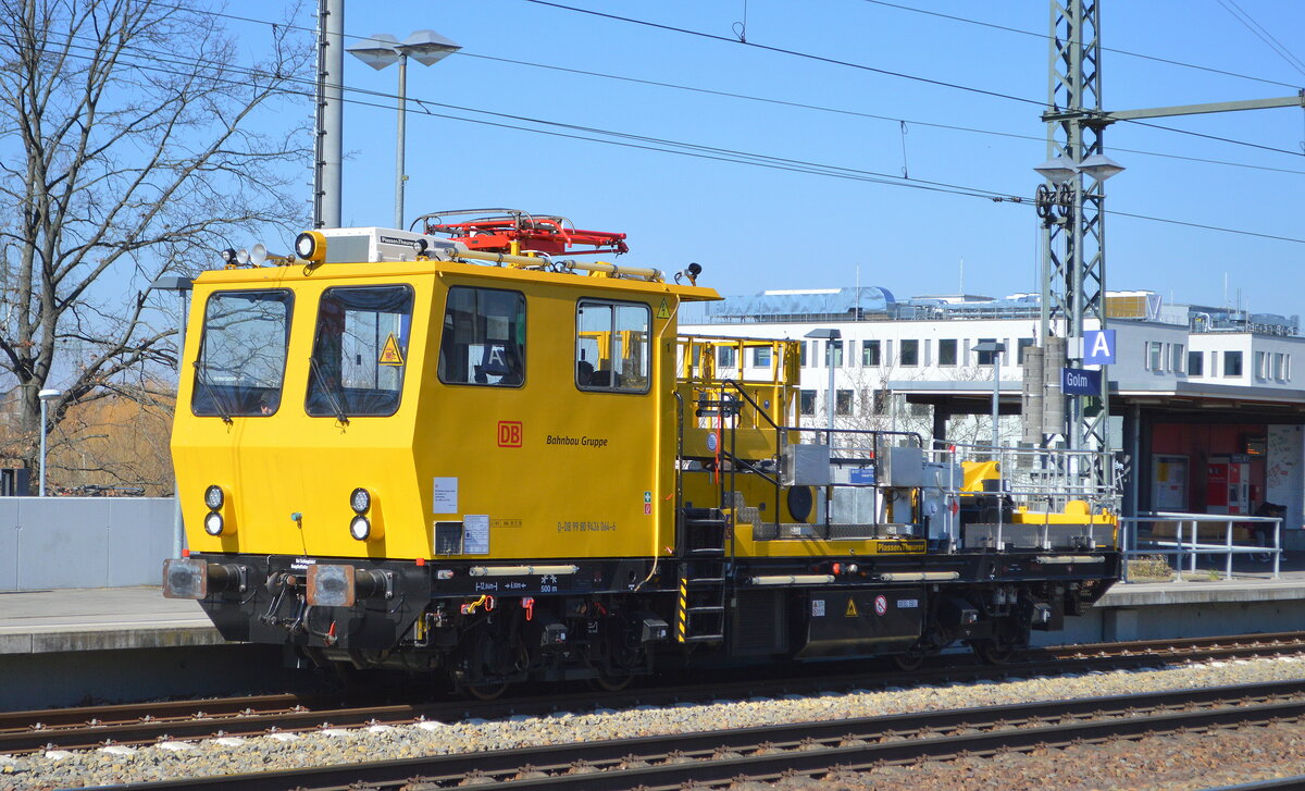 DB Bahnbau Gruppe mit einem P&T Motorturmwagen (D-DB 99 80 9436 064-6) am 22.03.22 Durchfahrt Bf. Golm.