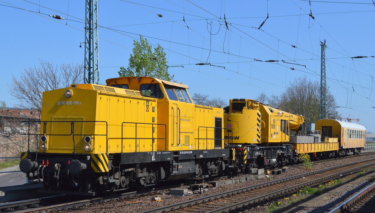 DB Bahnbau Gruppe mit der Lok 8 (NVR.: 92 80 1293 010-5 D-DB) und dem Gleisbaukran vom Typ KIROW KRC 810 T (EDK 852) Nr.:99 80 9319 001-0 D-DB Schutzwagen Nr.: D-DB 99 80 9320 021-5 + Aufenthaltswagen Nr.: 75 80 D-DB 2811 166-7 am 22.04.20 Bf. Magdeburg Neustadt 
