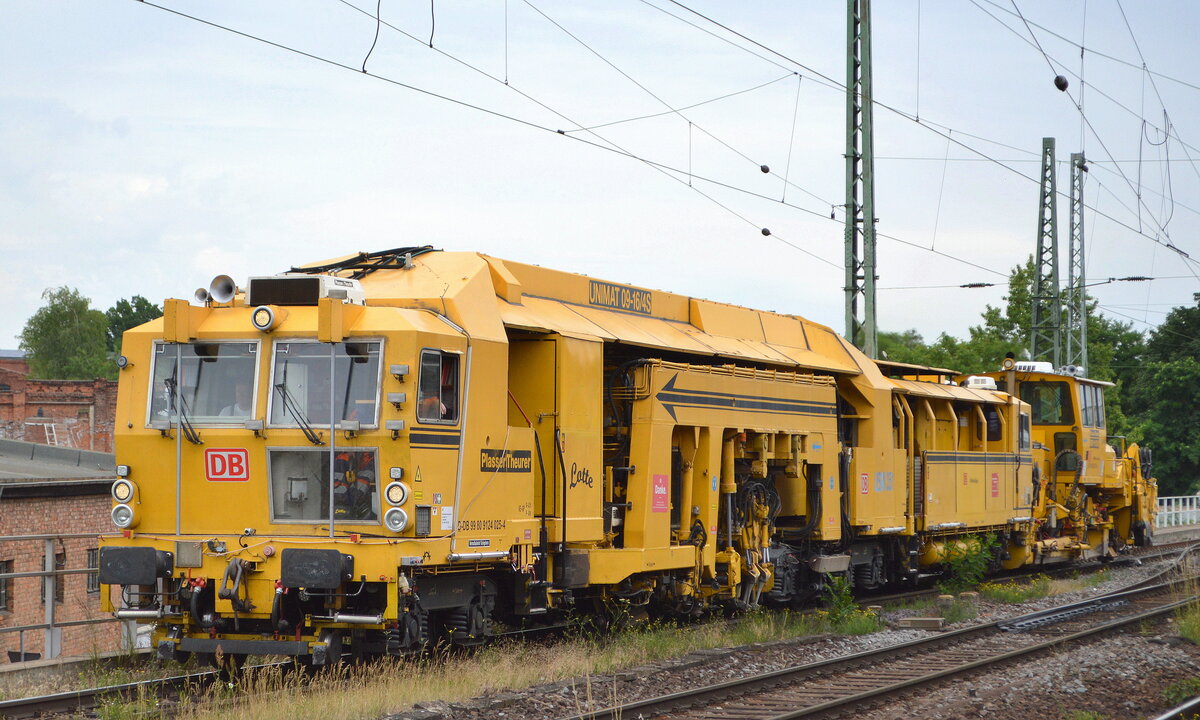 DB Bahnbau Gruppe mit einer Plasser & Theurer Universalstopfmaschine Unimat 09-16/4S (USM 351) Name:  Lotte  (D-DB 99 80 9124 025-4) und der P&T SSP 110 SW Schotterprofiliermaschine (SSP 402) (D-DB 99 80 9425 085-4) am Haken am 29.06.22 Vorbeifahrt Bahnhof Magdeburg Neustadt.