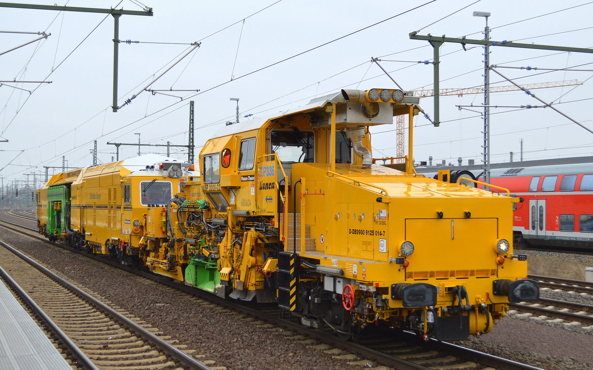 DB Bahnbau Gruppe mit den relativ neuen Gleisbaumaschinen P$T USP 2000-C2  SSP336/Bianca  (D-DB 9980 9125 014-7) + P&T UNIMAT 09-4X4/4S Y-DYNAMIC  USM363/Bernhard  (D-DB 9980 9124 028-8) am 21.03.19 Durchfahrt Magdeburg Hbf.