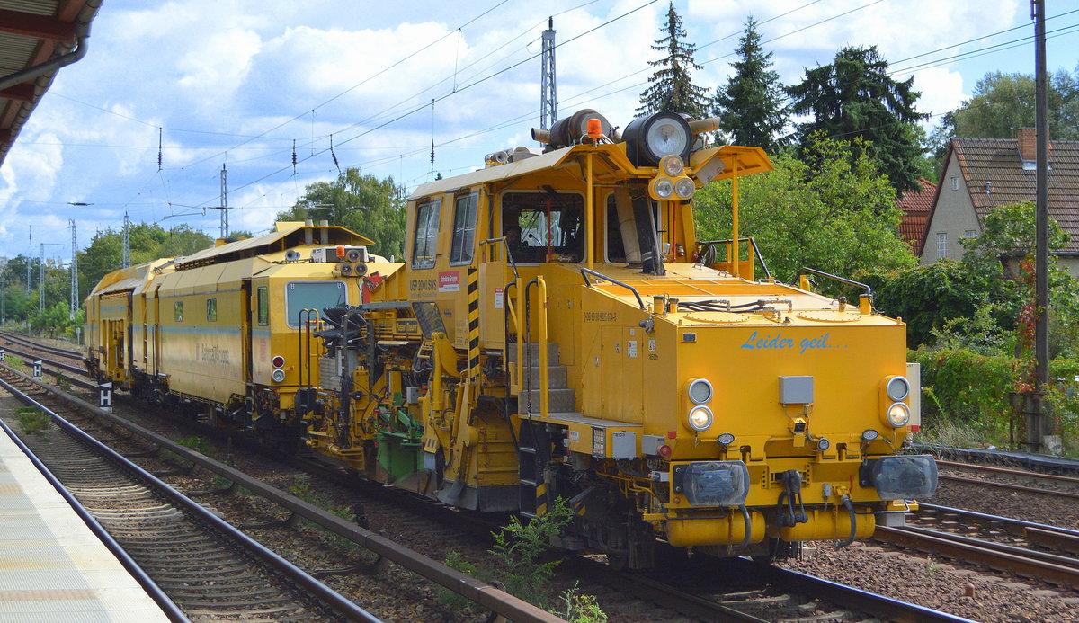 DB Bahnbau Gruppe mit der Schotterprofiliermaschine Typ USP 2000 SWS (D-DB 99 80 9425 074-8) SSP 335 und der Gleisstopfmaschine Typ P&T UNIMAT 09-32/4S am 07.09.20 Berlin Hirschgarten.